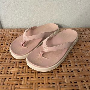 New Olukai Maui pink sandals